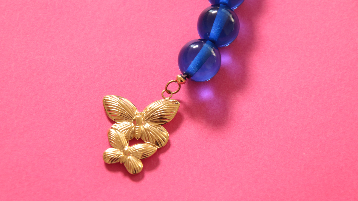 Collier avec grosses perles et pendentif papillon : Etape 3 Collier avec grosses perles et pendentif papillon : Etape 3