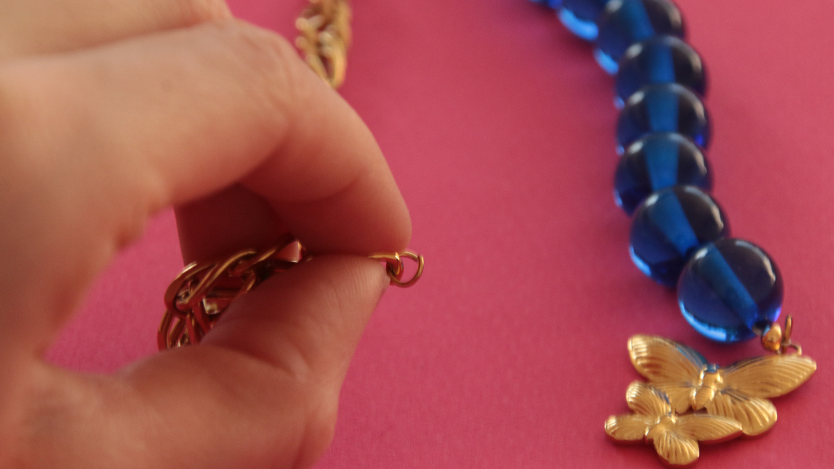 Collier avec grosses perles et pendentif papillon : Etape 5 Collier avec grosses perles et pendentif papillon : Etape 5