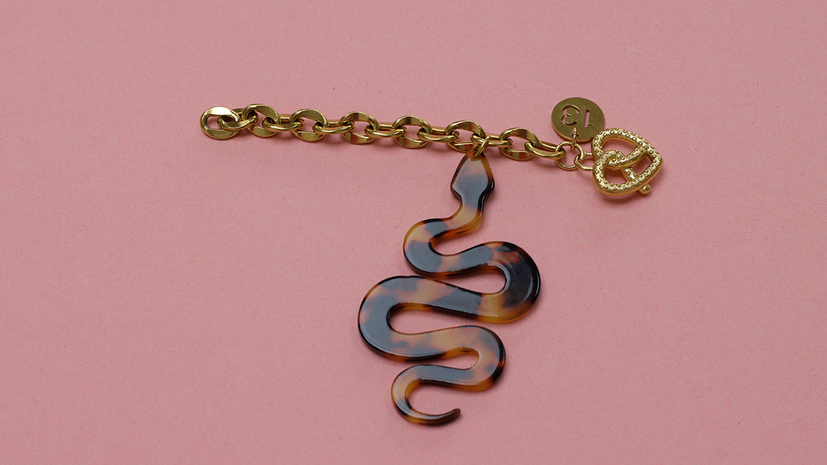 Bijou de sac avec pendentif lettre et serpent : Etape 3