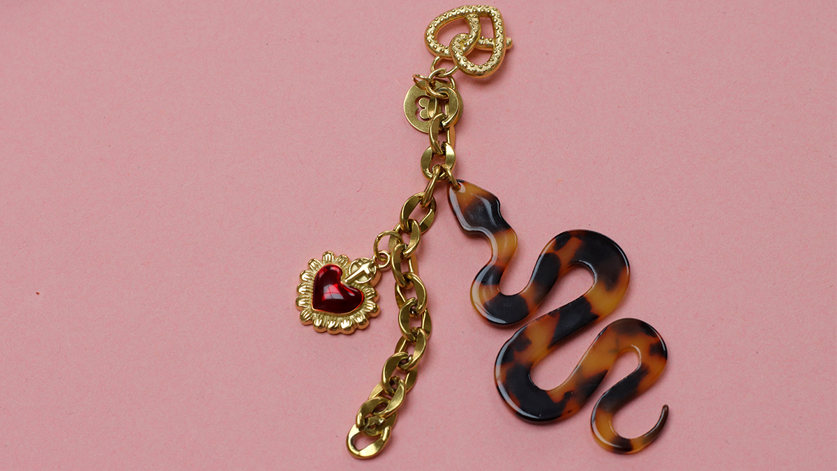 Bijou de sac avec pendentif lettre et serpent : Etape 4