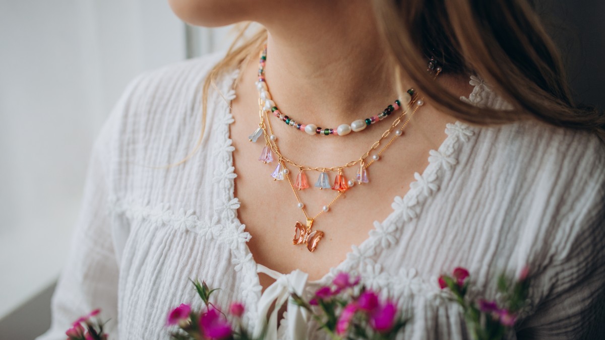 Schéma Colliers roses et verts avec pendentif papillon et perles fleurs
