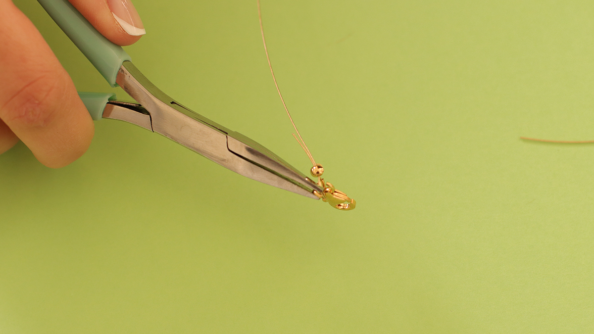 Colliers roses et verts avec pendentif papillon et perles fleurs : Etape 3