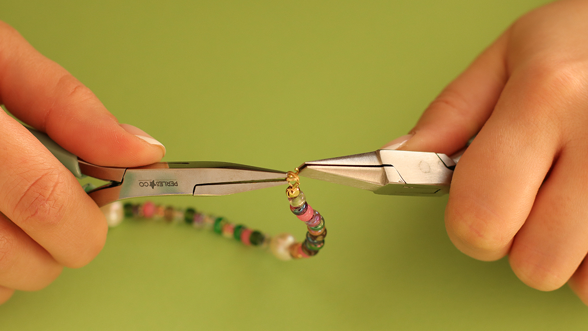 Colliers roses et verts avec pendentif papillon et perles fleurs : Etape 7