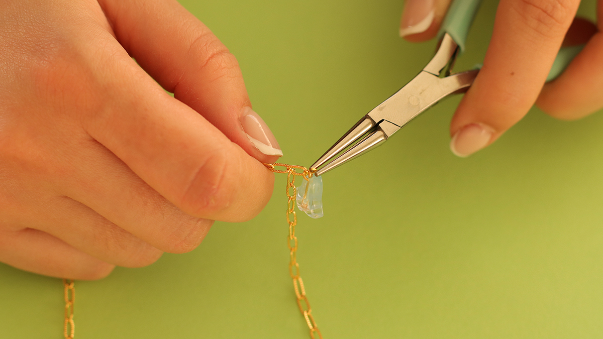 Colliers roses et verts avec pendentif papillon et perles fleurs : Etape 10