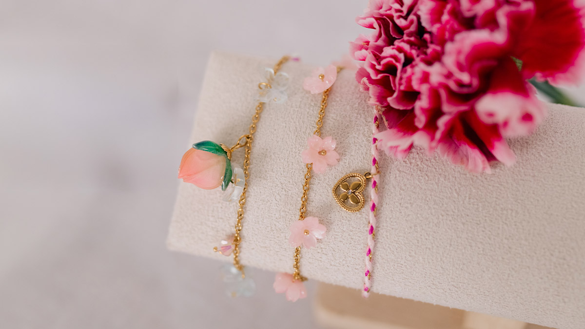 Schéma Bracelets fins avec des fleurs et des papillons