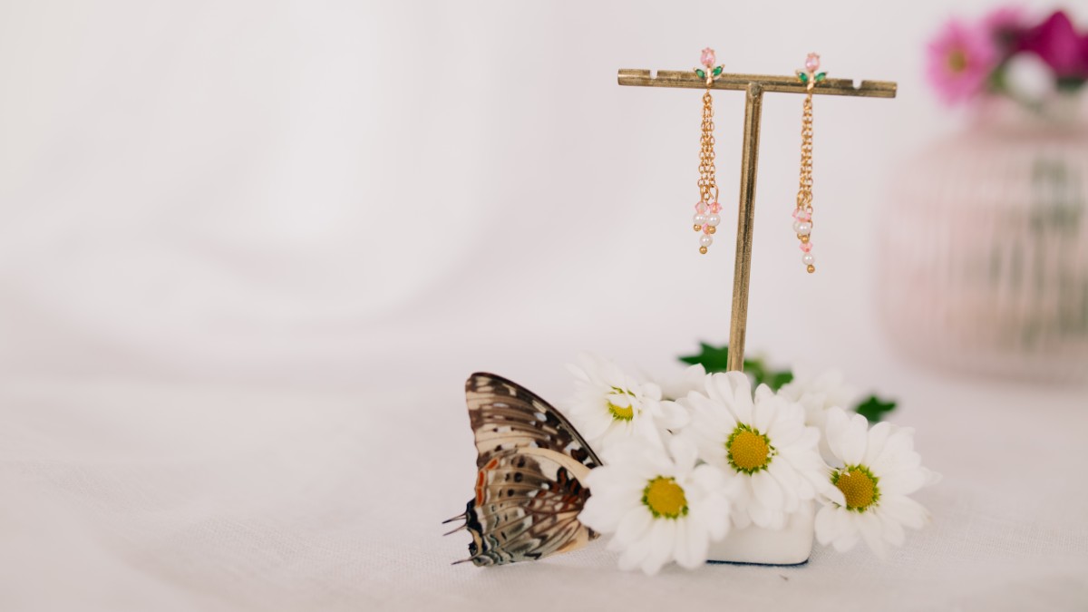 Schéma Boucles d'oreilles fleurs pendantes et perles nacrées