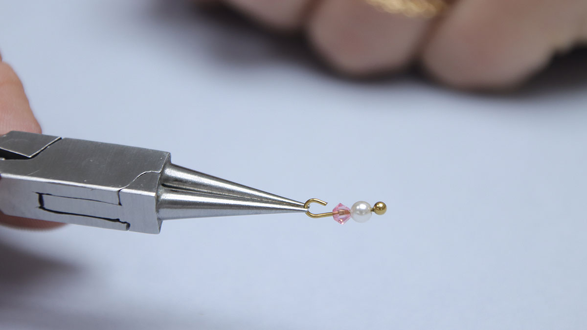 Boucles d'oreilles fleurs pendantes et perles nacrées : Etape 2