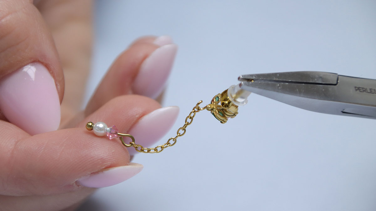 Boucles d'oreilles fleurs pendantes et perles nacrées : Etape 4