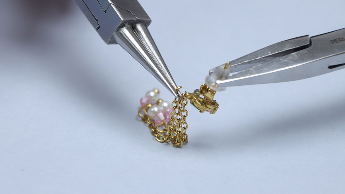 Boucles d'oreilles fleurs pendantes et perles nacrées : Etape 5