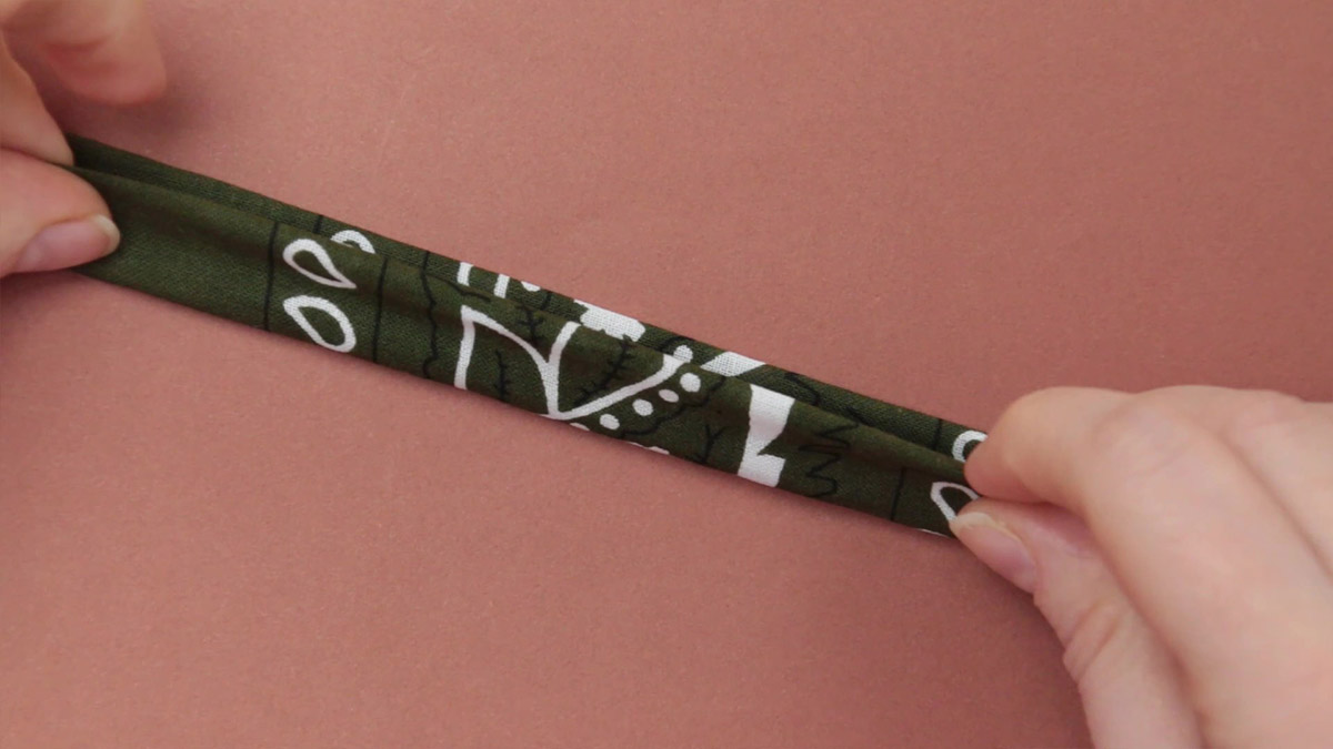 Collier Bandana Femme pendentif soleil : Etape 3