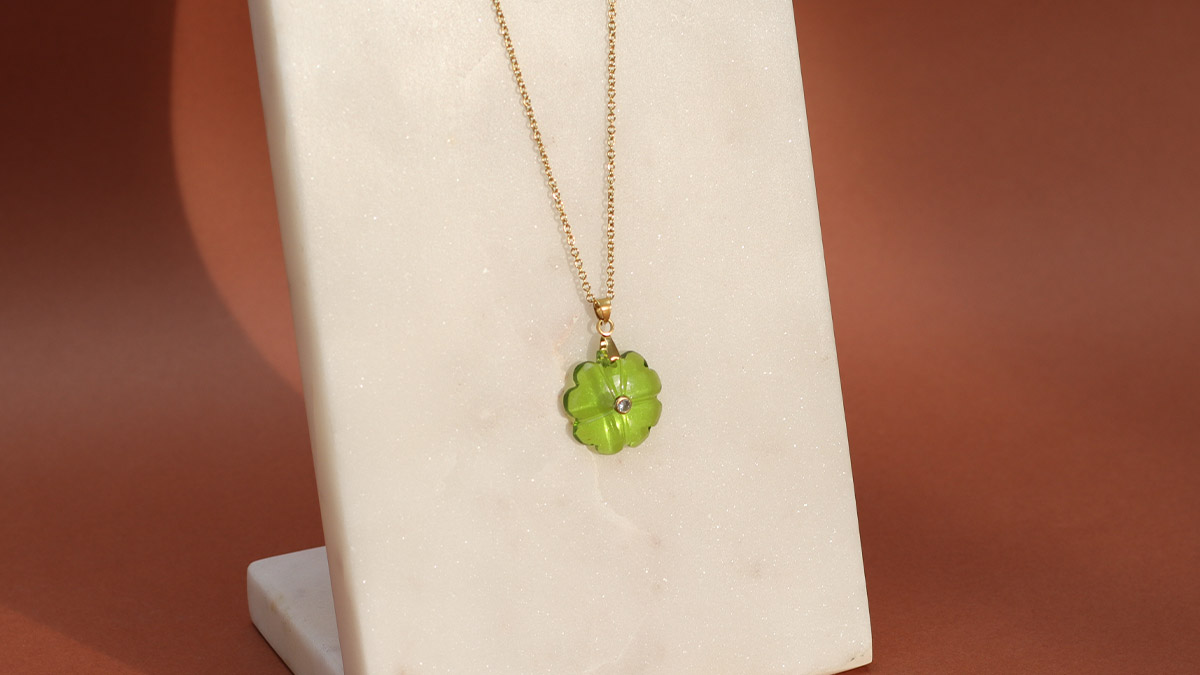 Schéma Collier trèfle à 4 feuilles en Pierre Schéma Collier trèfle à 4 feuilles en Pierre