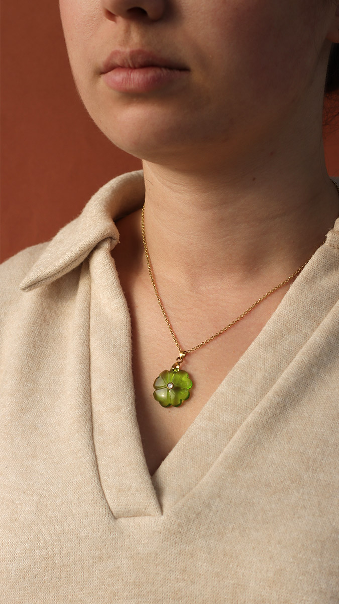 Schéma Collier trèfle à 4 feuilles en Pierre Schéma Collier trèfle à 4 feuilles en Pierre