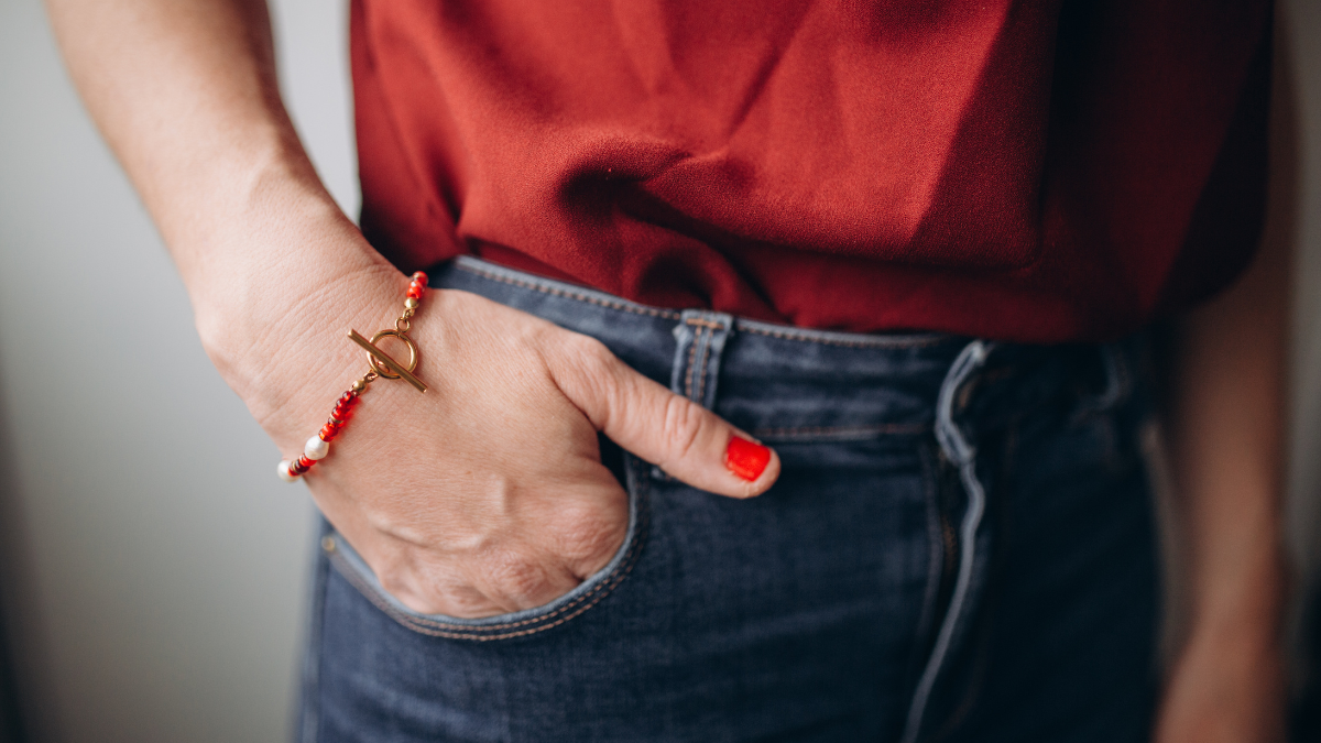 Bracelet rouge en perles de rocaille et perles d'eau douce