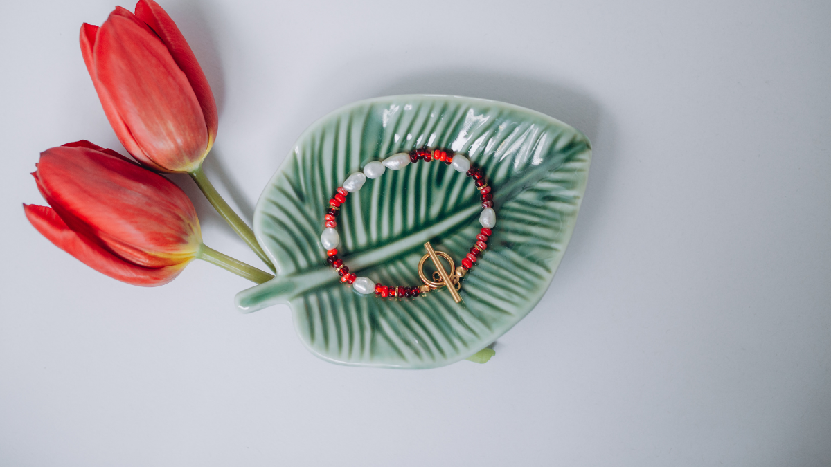 Schéma Bracelet rouge en perles de rocaille et perles d'eau douce