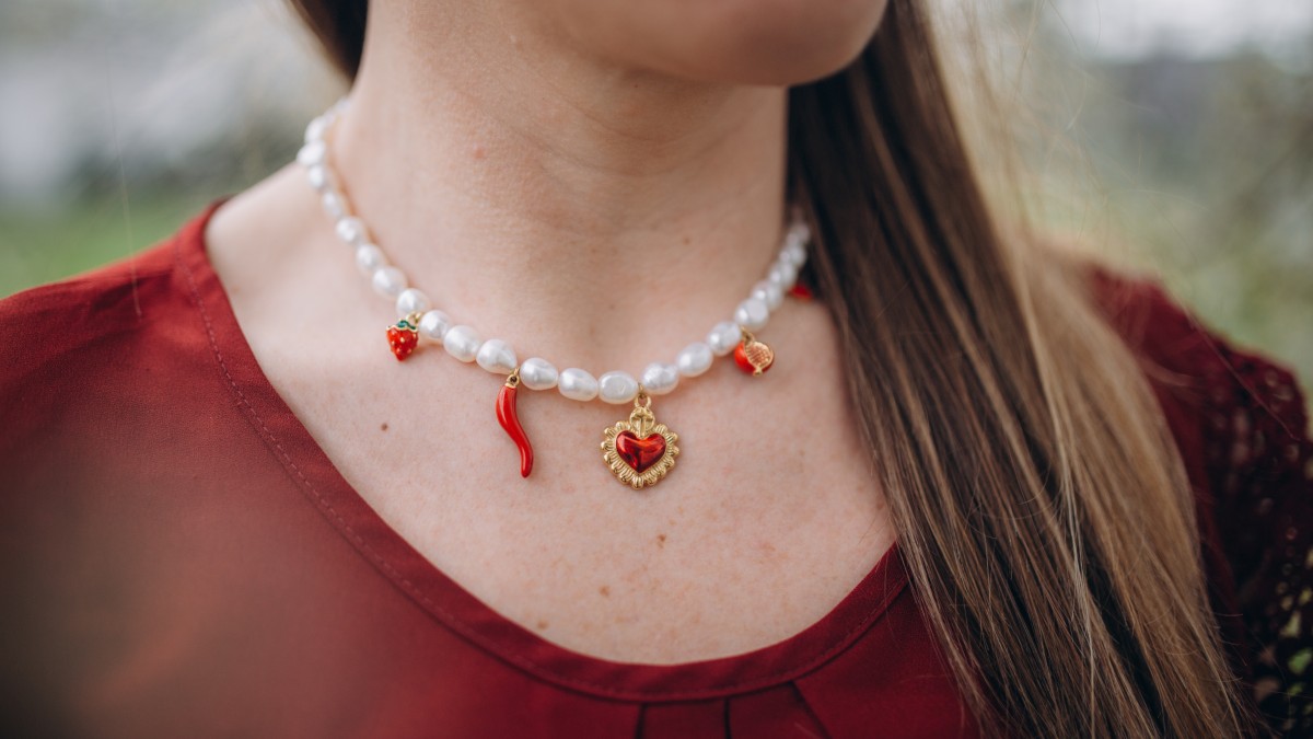 Collier perles d'eau douce et breloques rouges