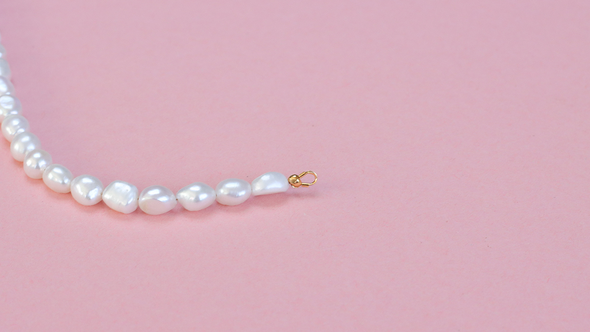 Collier perles d'eau douce et breloques rouges : Etape 7