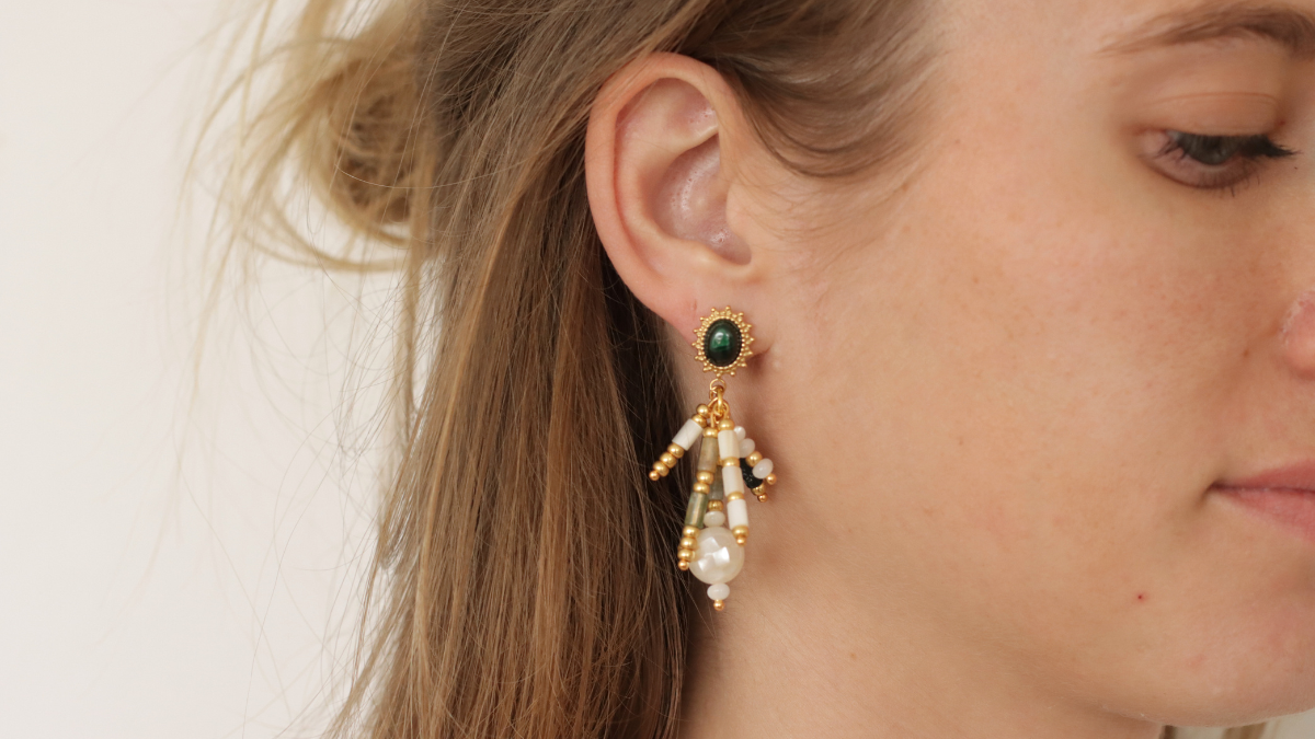 Boucles d'oreilles à franges nacre et pierres naturelles Boucles d'oreilles à franges nacre et pierres naturelles