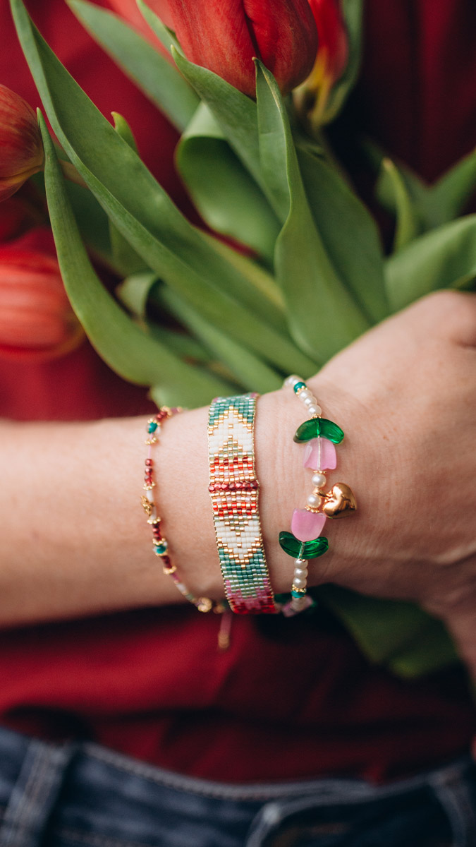 Bracelet Miyuki Delica 11/0 au métier à tisser rouge rose et vert