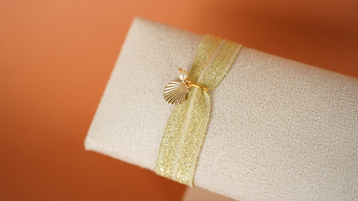 Schéma Bracelet Ruban élastique doré avec médaille coquillage