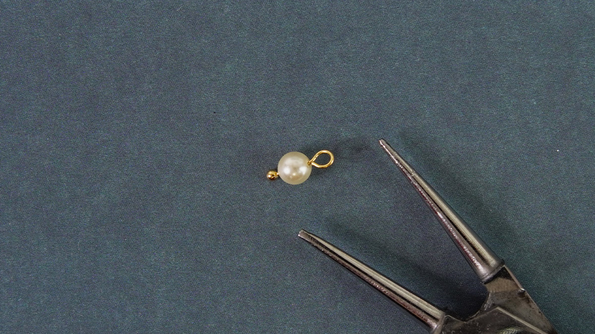 Bracelet Ruban élastique doré avec médaille coquillage : Etape 4