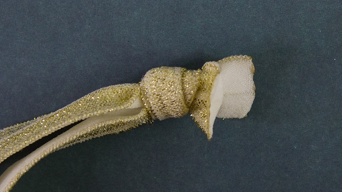 Bracelet Ruban élastique doré avec médaille coquillage : Etape 7