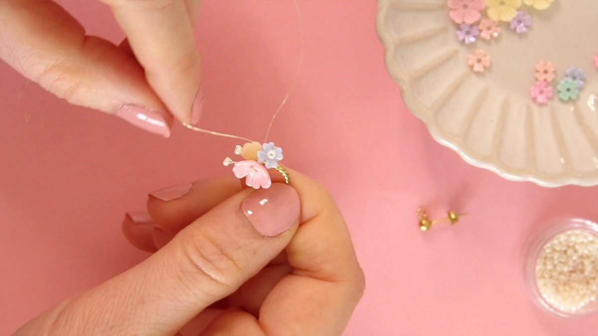 Petites Boucles d'oreilles fleurs et perles de rocailles : Etape 5