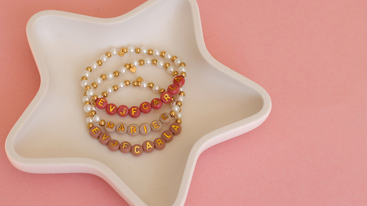 Bracelets EVJF avec perles nacrées et perles lettres