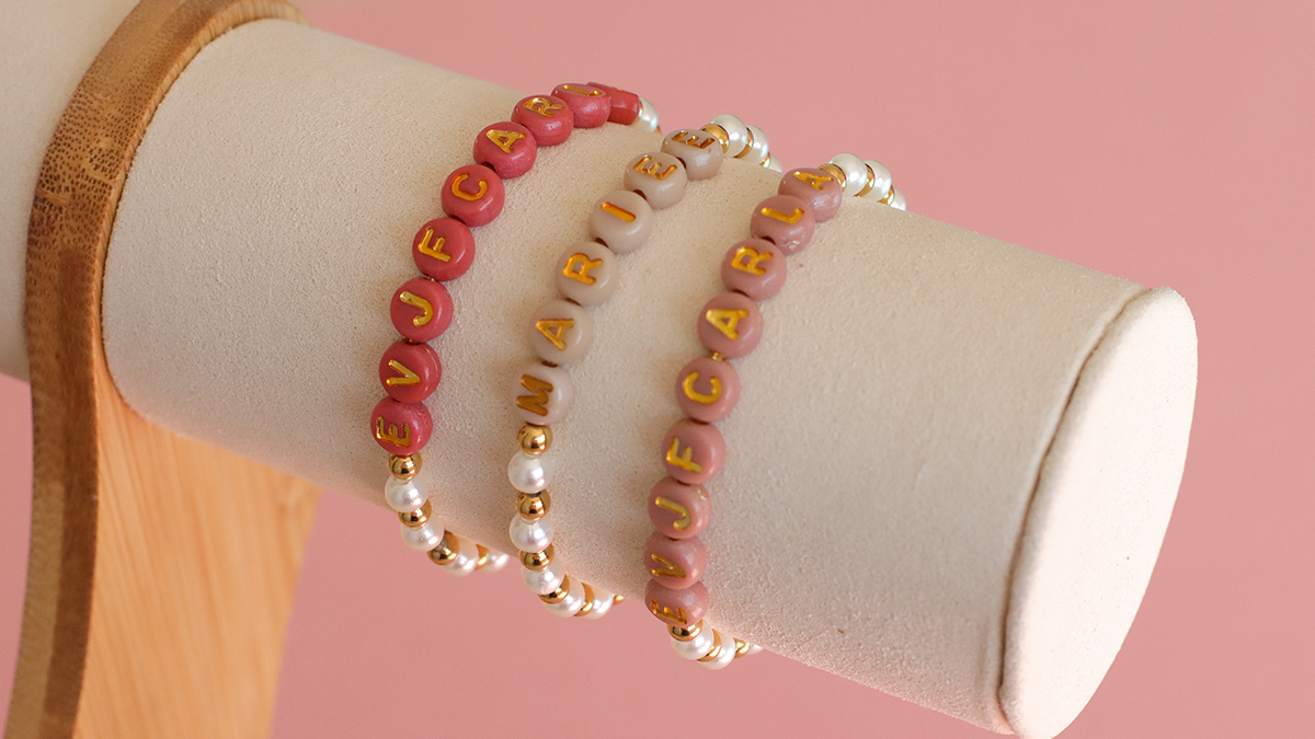 Bracelets EVJF avec perles nacrées et perles lettres : Etape 3