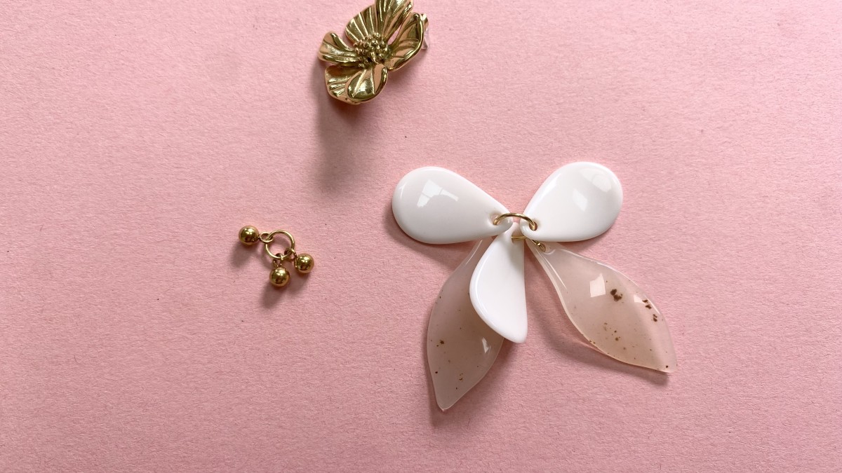 Boucles d'oreilles pendantes fleurs en résine et acier inoxydable Doré : Etape 4