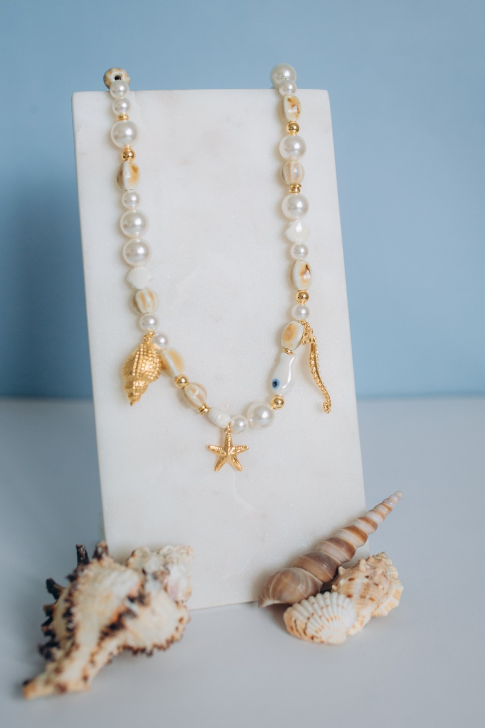 Schéma Collier en perles céramiques, perles nacrées et breloques marines