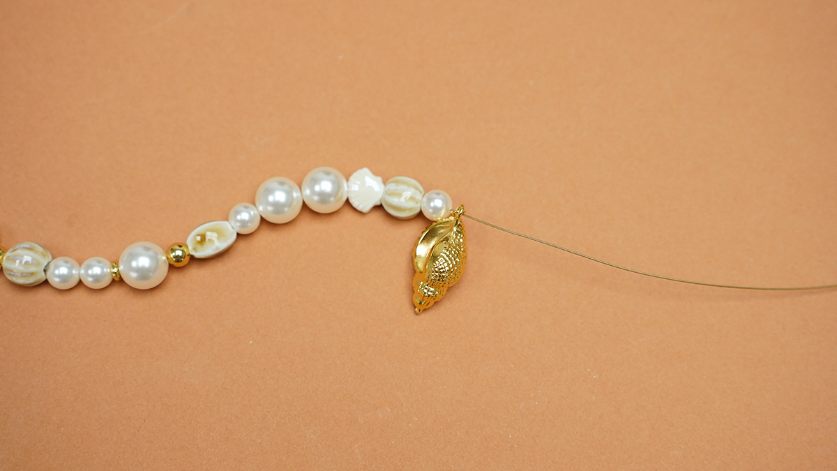 Collier en perles céramiques, perles nacrées et breloques marines : Etape 2