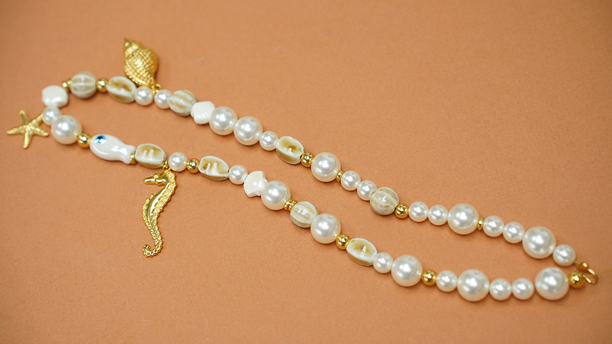 Collier en perles céramiques, perles nacrées et breloques marines : Etape 5