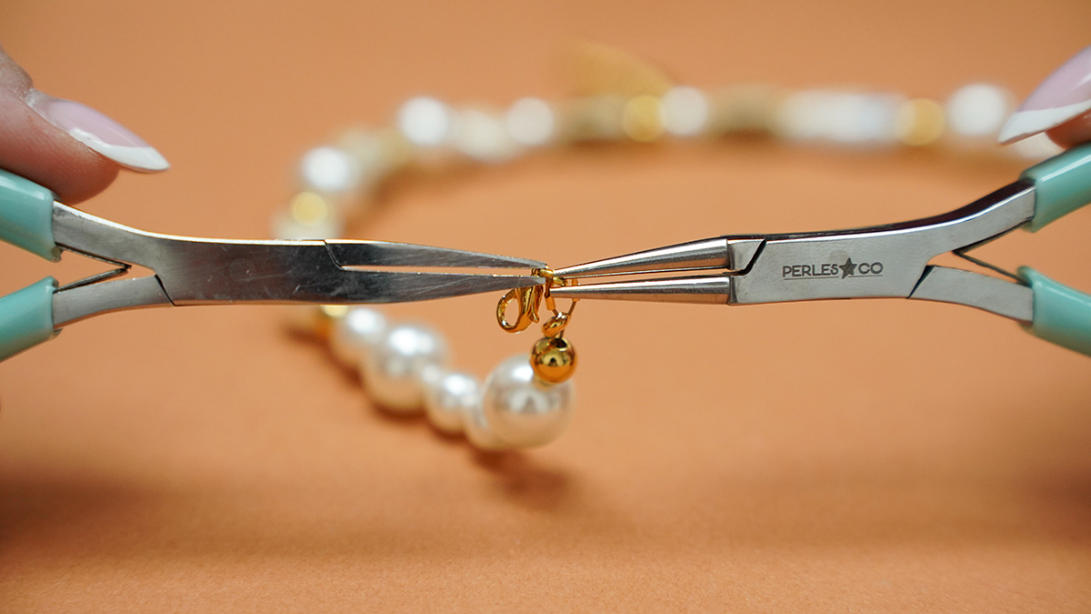 Collier en perles céramiques, perles nacrées et breloques marines : Etape 7