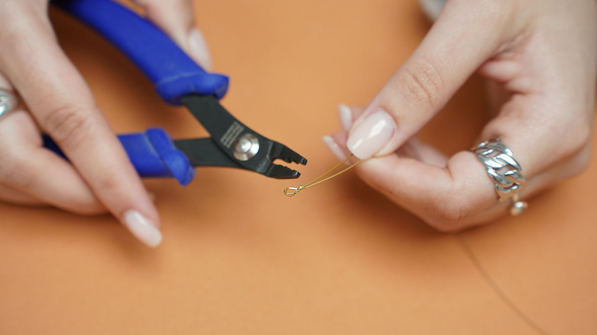 Collier perles céramiques bleues et perles d'eau douce : Etape 1 Collier perles céramiques bleues et perles d'eau douce : Etape 1