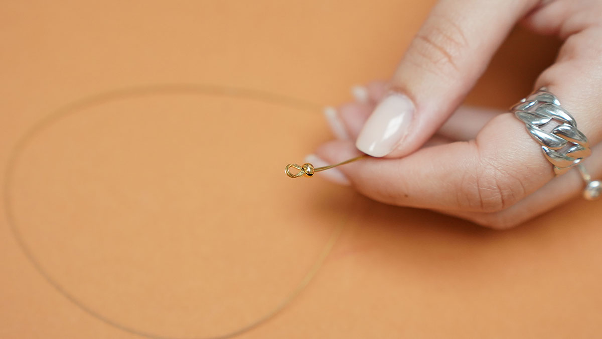 Collier perles céramiques bleues et perles d'eau douce : Etape 2 Collier perles céramiques bleues et perles d'eau douce : Etape 2