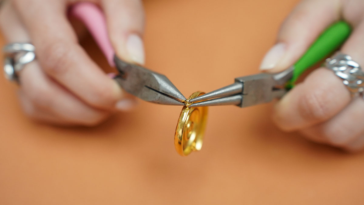 Collier perles céramiques bleues et perles d'eau douce : Etape 4 Collier perles céramiques bleues et perles d'eau douce : Etape 4