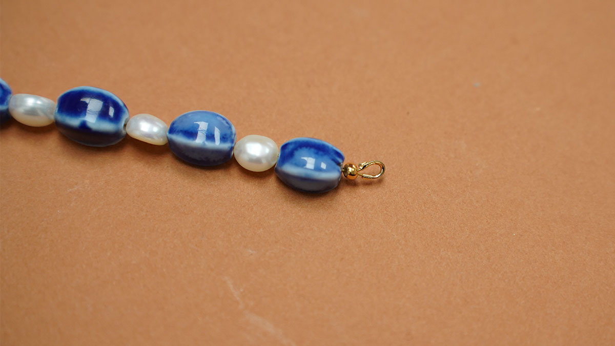 Collier perles céramiques bleues et perles d'eau douce : Etape 6 Collier perles céramiques bleues et perles d'eau douce : Etape 6
