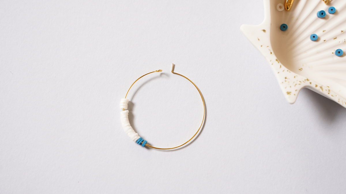 Créoles d'été en perles Heishi et breloques : Etape 1 Créoles d'été en perles Heishi et breloques : Etape 1