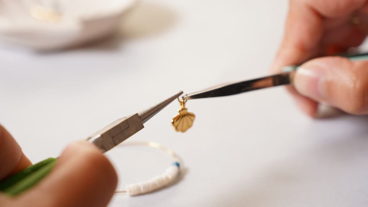 Créoles d'été en perles Heishi et breloques : Etape 2 Créoles d'été en perles Heishi et breloques : Etape 2