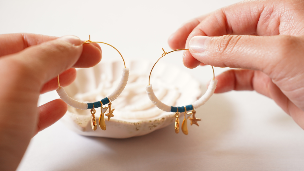 Créoles d'été en perles Heishi et breloques : Etape 3 Créoles d'été en perles Heishi et breloques : Etape 3