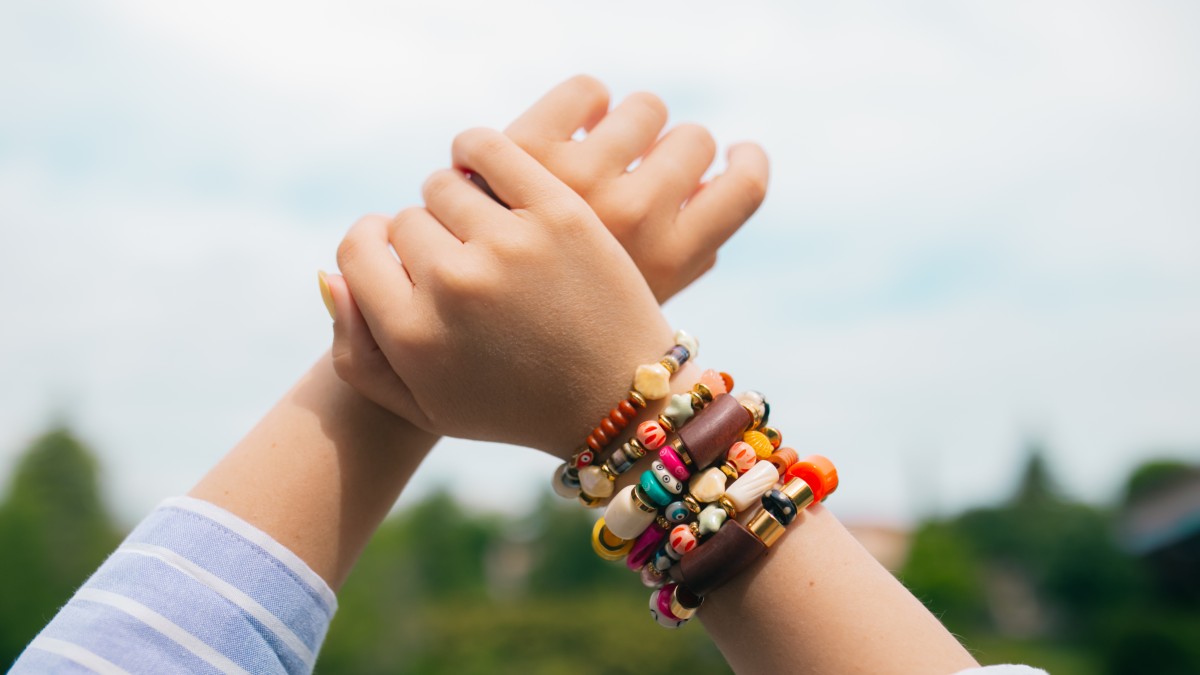 Bracelets élastiques avec perles en matière naturelle Bracelets élastiques avec perles en matière naturelle