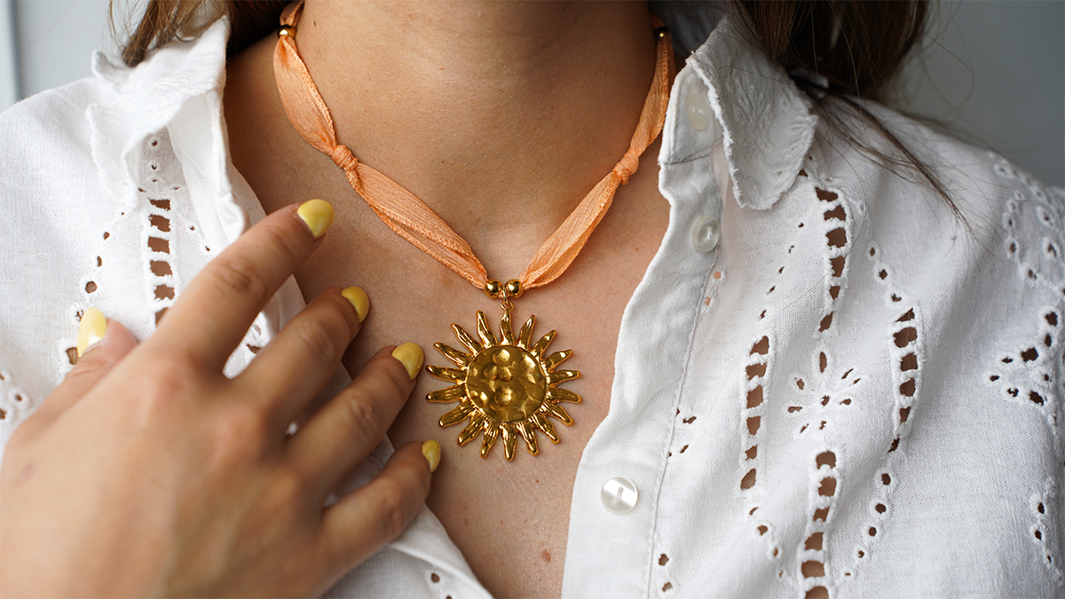 Collier ruban de soie et pendentif soleil XXL