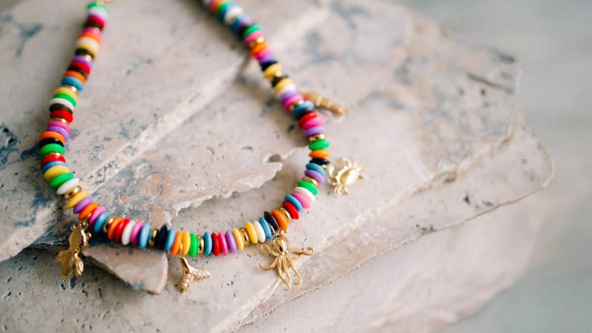 Schéma Collier en perles os colorées et pendentifs en acier inox