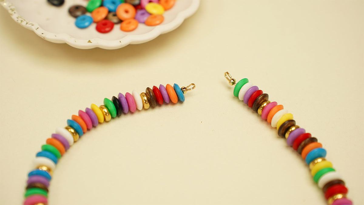 Collier en perles os colorées et pendentifs en acier inox : Etape 3