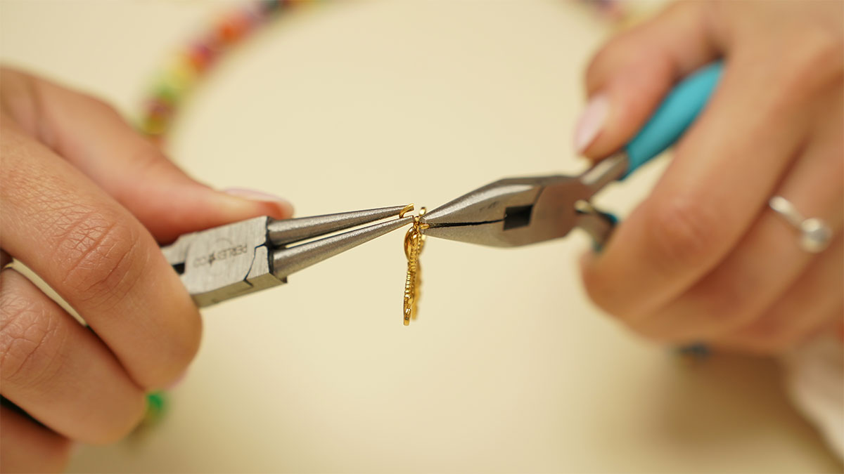 Collier en perles os colorées et pendentifs en acier inox : Etape 4