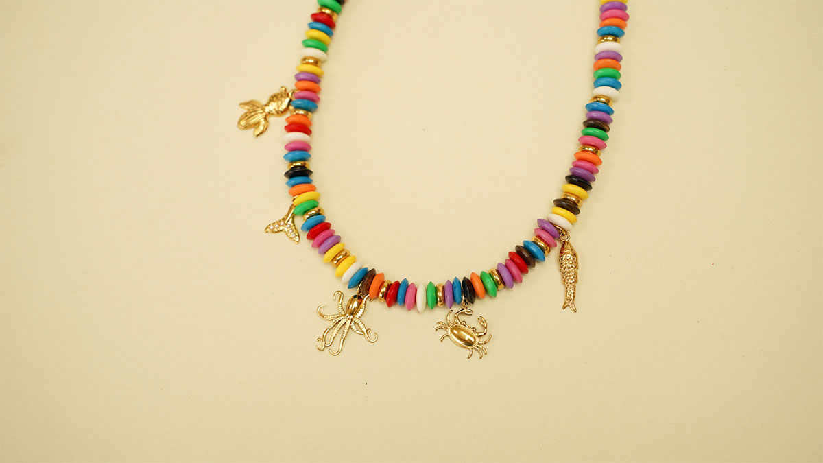 Collier en perles os colorées et pendentifs en acier inox : Etape 5