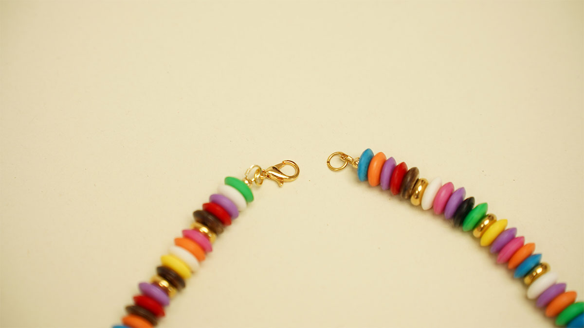 Collier en perles os colorées et pendentifs en acier inox : Etape 6