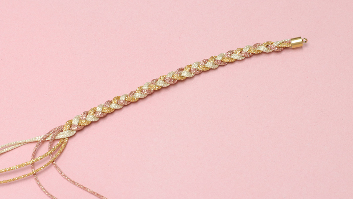 Bracelet tressé femme avec breloques charms : Etape 2 Bracelet tressé femme avec breloques charms : Etape 2