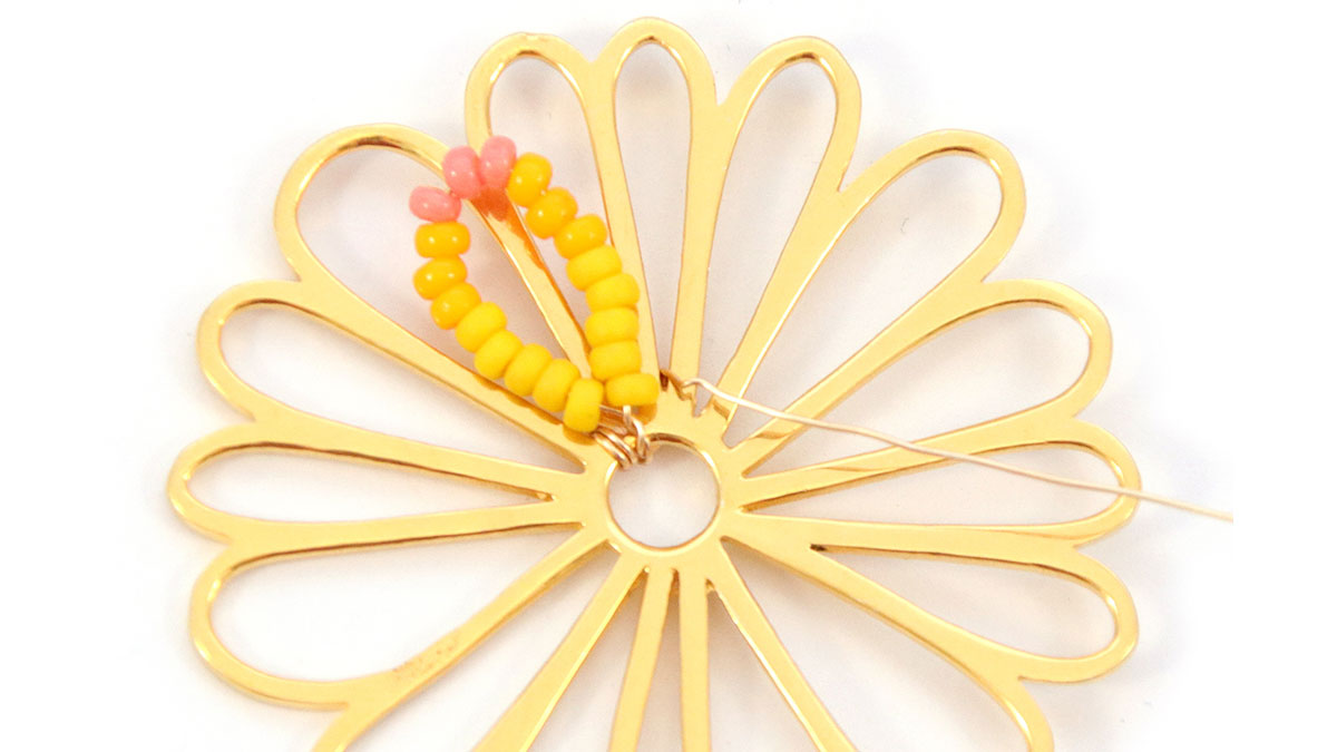 Boucles d'oreilles fleurs en perles de Rocailles : Etape 3 Boucles d'oreilles fleurs en perles de Rocailles : Etape 3