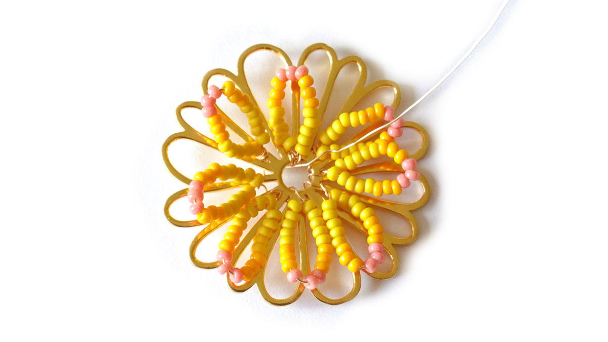 Boucles d'oreilles fleurs en perles de Rocailles : Etape 4 Boucles d'oreilles fleurs en perles de Rocailles : Etape 4